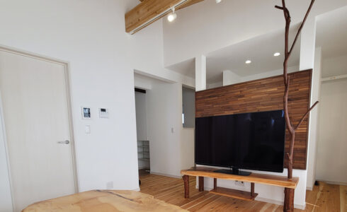 皮付き丸太付の家具