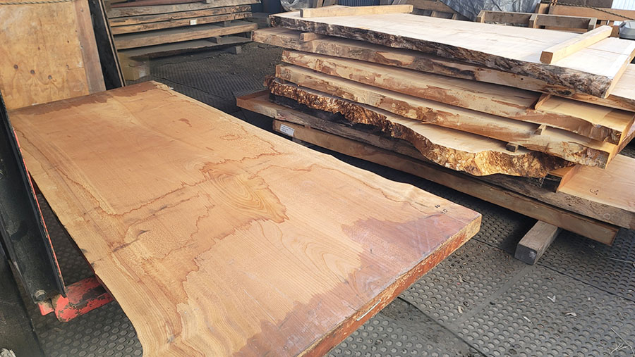 テーブル用一枚板の山