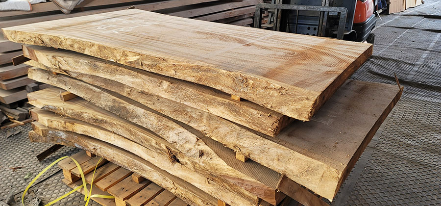 木の一枚板の山