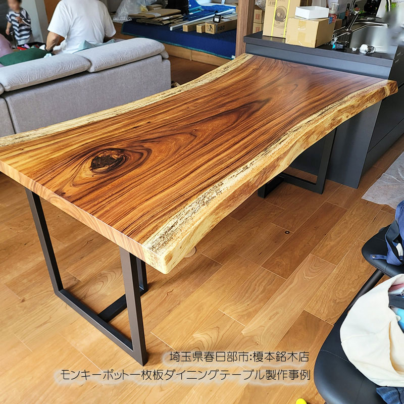 キッチンと繋がるテーブル