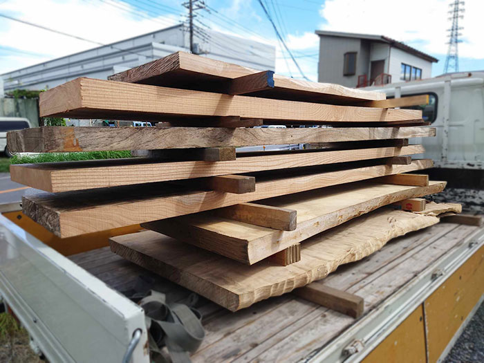 一枚板の磨き作業