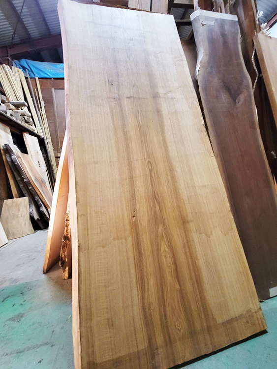 タモ一枚板ダイニングテーブル】群馬県大月市のお客様宅へお届け