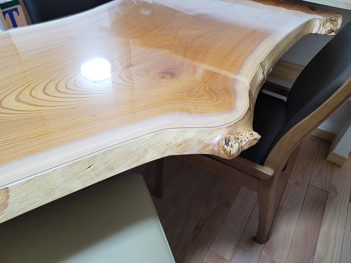 かっこいい変形一枚板テーブル