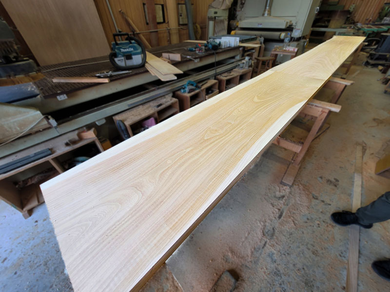 ケヤキ一枚板カウンター加工中