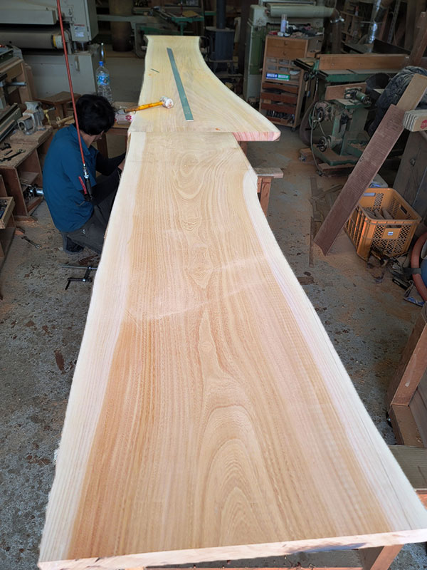 ケヤキ一枚板加工中