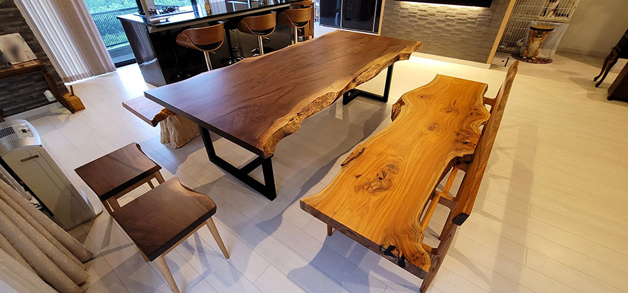 一枚板ダイニングテーブルと背もたれ付きベンチ