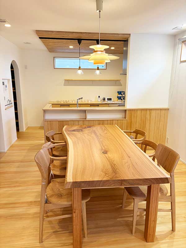 一枚板ダイニングテーブルセット販売】杉一枚板テーブルとオーク